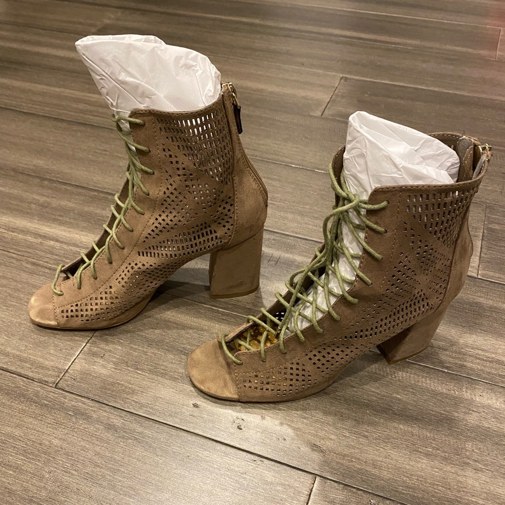 Size 6.5 Womens Nude Tie Up shoes
